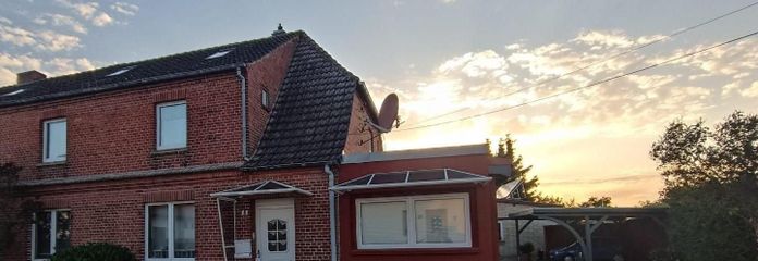 Strassenansicht und Einfahrt