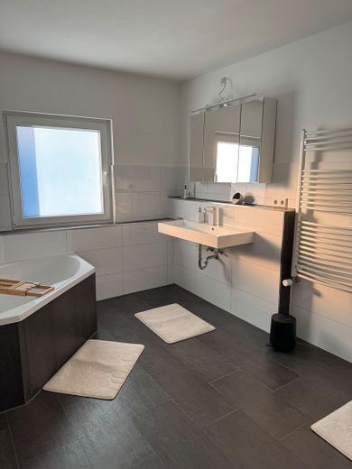 Freistehendes Einfamilienhaus mit viel Platz für Familie, Alltag und Zukunft – Badezimmer