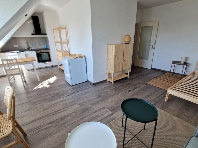 Luminoso, moderno, céntrico: elegante apartamento de 1 habitación (vacío o amueblado) – Wohnzimmer