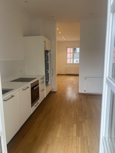Helle 2 Zimmer Wohnung in der Carlstadt – Blick Küche ins Wohnzimmer