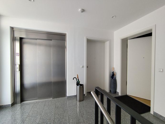 Bez prowizji! Ekskluzywne mieszkanie 2-pokojowe od strony południowej w centrum Bernau a.Chiemsee – Lift u. Zugang zur Wohnung