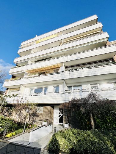 Möbliertes Apartment mit separater Küche * Loggia * Aufzug * viel modernisiert – Hausansicht