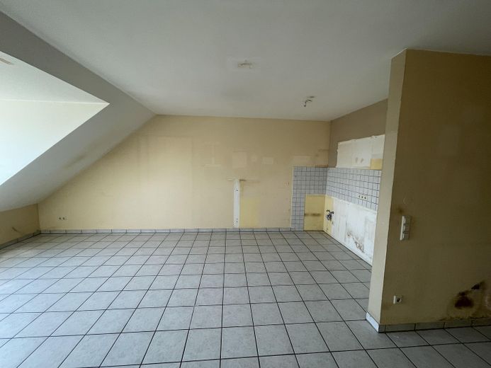 Frechen’de sakin konumda 2 odalı daire - DİKKAT: Fotoğraflar henüz eski durumunu göstermektedir – Wohnraum mit Blick auf Küche