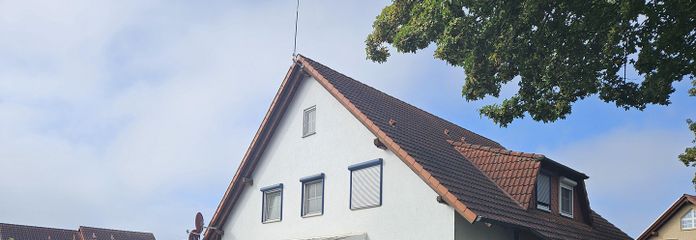 Seitenansicht mit Garage und W