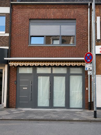 Hochwertig sanierte Gewerbefläche in Rheindahlen – ideal für Büro, Praxis, Kosmetik + 20 m² Terrasse – Außenansicht / Eingang