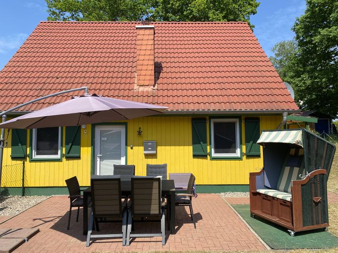 TOP-Altersvorsorge: 4-Sterne-Ferienhaus in ruhiger Lage nur 200m zum Plauer See – Große Terrasse mit Strandkorb