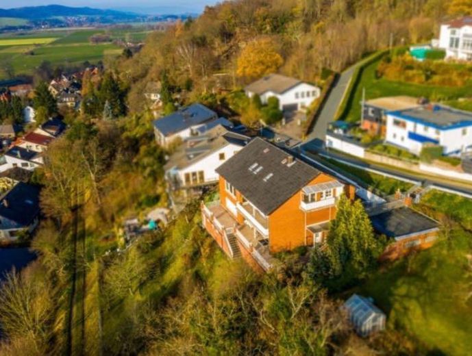Wieder verfügbar: Große 3-Zimmerwohnung mit traumhaftem Ausblick in Alfelder Bestlage – Hausansicht