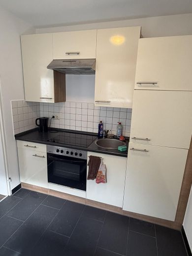 Limited until 31.01.2027 – Beautiful 1-room basement apartment with separate kitchen – Küche