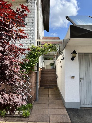 Freistehendes Zweifamilienhaus mit Garage und Gartenidylle – Eingangsbereich