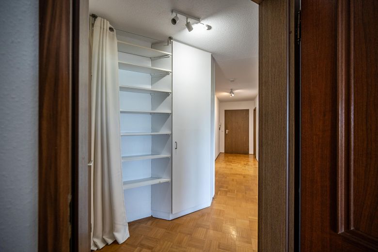 Lichtdurchfluteter Wohnkomfort in Uni-Bestlage – 90 m² mit 3 Balkonen & TG-Stellplatz – Flur Foto Richtung Eingangstür