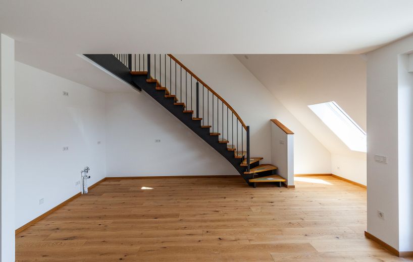 PROVISIONSFREI – Traumhafte Galerie-Wohnung im Erstbezug am Dorfplatz von Augsburg-Inningen – Wohnküche