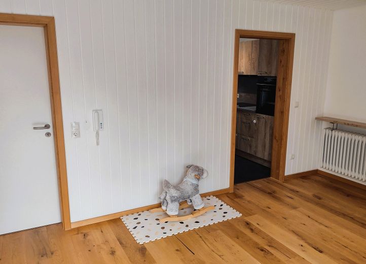 Familienfreundlicher Bungalow mit modernisiertem Wohnbereich und viel Platz im Untergeschoss – Diele, Blick zu Büro + Küche