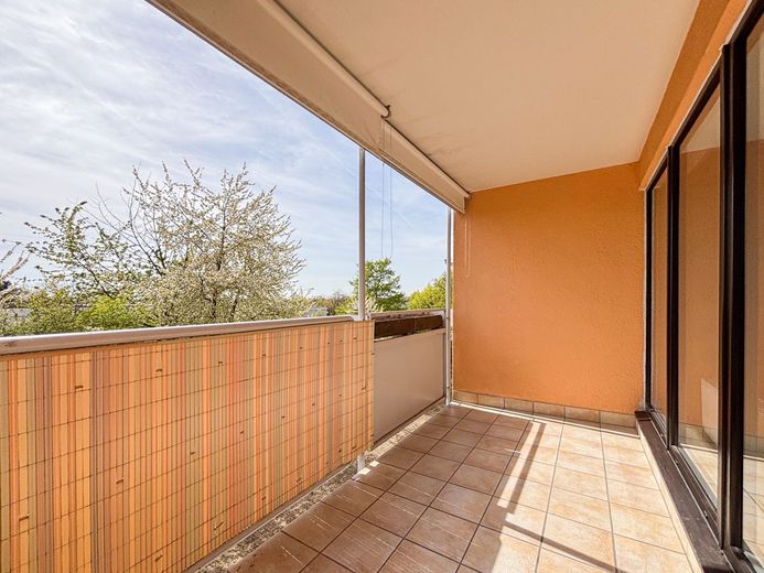Direkt einziehen und wohlfühlen: helle 3-Zimmer-Wohnung mit Südbalkon und Tiefgarage, WI Nordenstadt – Balkon