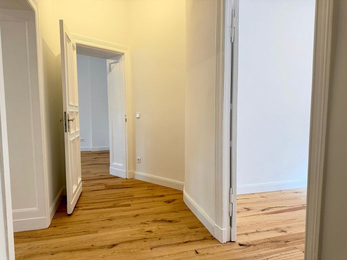 Erstbezug nach Sanierung | familiengerechte Altbauwohnung mit Terrasse in Bestlage | provisionsfrei – Flur