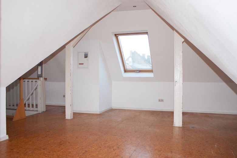 Preissenkung: Von Privat, 3 Zimmer mit 25 m² "Ausbaureserve" im DG zentrale Lage in FFM Höchst – Dachgeschoss