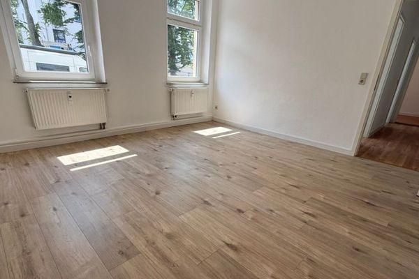 Laminat - Bad mit Wanne+Fenster - frei ab 1.5.26