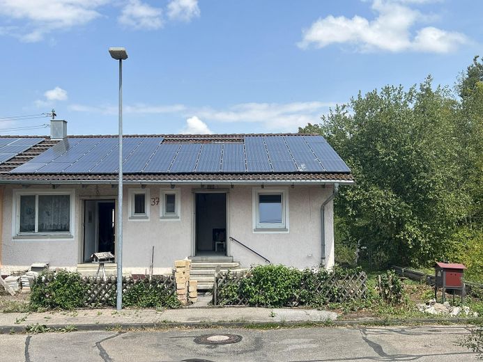 Doppelhaushälfte mit zwei Wohnungen und PV-Anlage – Titelbild