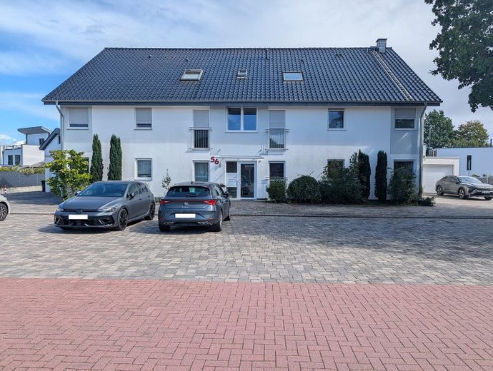 شقة عصرية ومضيئة من 3.5 غرف من عام 2014 في راينبرغ بالقرب من وسط المدينة – Parkplätze vor dem Haus