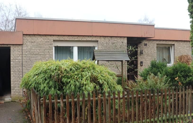 Bezahlbar wohnen: Renovierungsbedürftiges Haus im Erbbaurecht mit Potenzial – Außenansicht