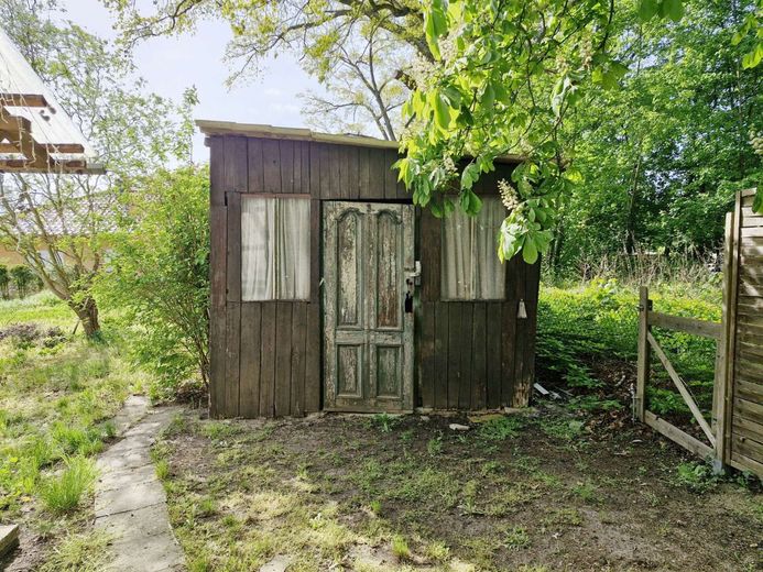 Terrain à bâtir avec bâti existant - option de construction neuve individuelle dans un environnement verdoyant – romantisches Gartenhäuschen