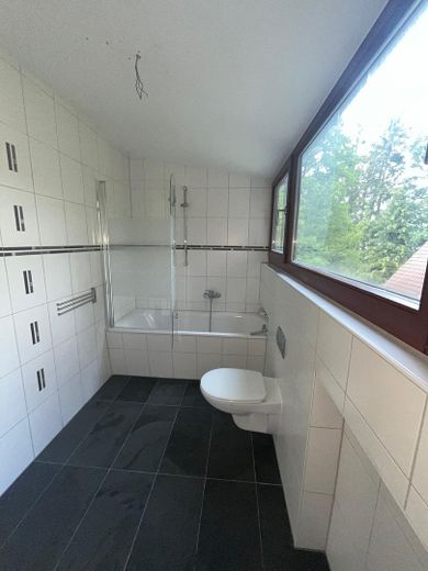 3 Zimmer lichtdurchflutete DG-Wohnung Inmitten von München-Waldtrudering – Bad