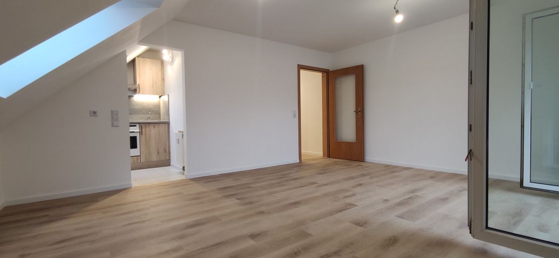 Modernisierte 2-Zimmer Wohnung im 2. OG mit EBK, Balkon, KFZ-Stellplatz und Kellerabteil – Wohnzimmer