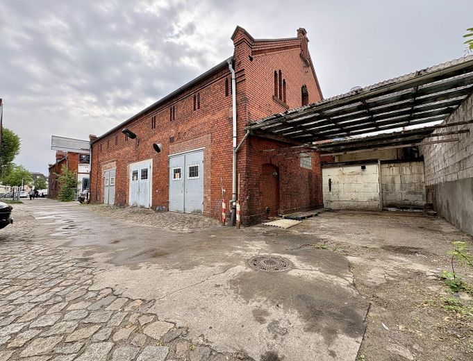 PROVISIONSFREI | KFZ-Werkstatt mit Lackierkabine & 17 Stellplätzen – 557 m² – Teilüberdachte Stellplätze / H