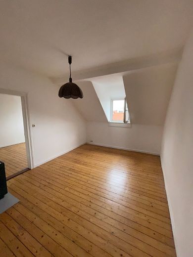 ALTBAU-CHARME! Einfach & günstig wohnen über den Dächern von Offenbach! – Wohnzimmer leer