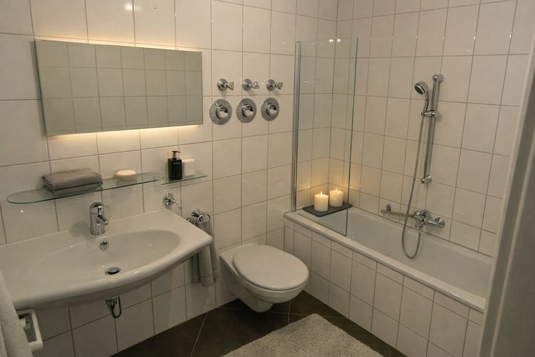 Provisionsfrei zum Sofortbezug: Attraktive, sonnige 3 Zi-Wohnung im Deutschherrnviertel – Bad 2