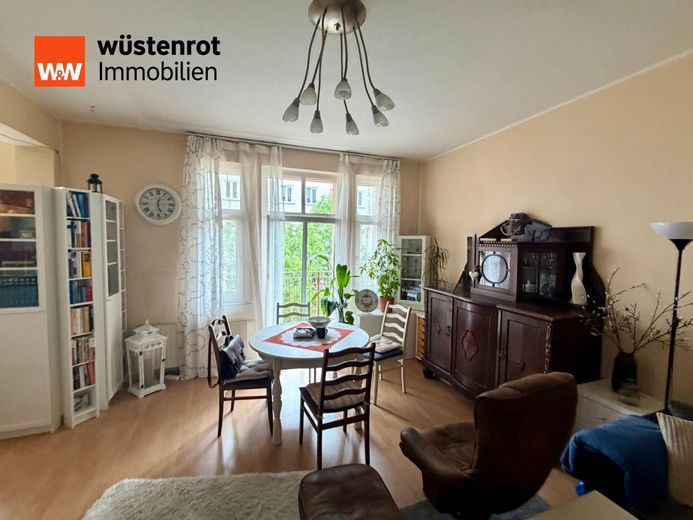LIBERO AL ROGITO! Luminoso appartamento di 2 locali con due balconi nel cuore di Berlino-Friedrichshain – Wohnzimmer