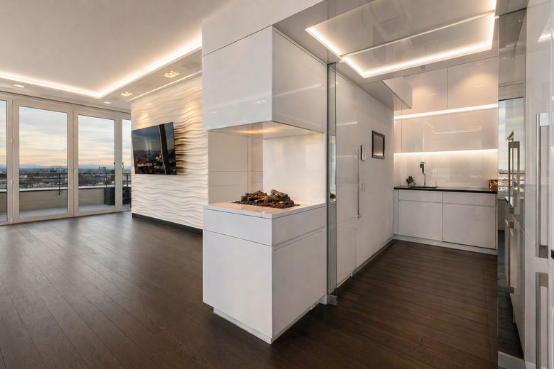 PROVISIONSFREI: Munich's Iconic View – The Ultimate Penthouse – Küche mit Kamin