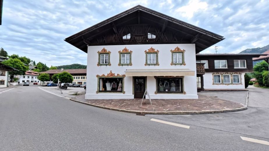 Attraktive Gewerbefläche mit Schaufenstern, Lager und Stellplatz direkt am Dorfplatz – Außenansicht