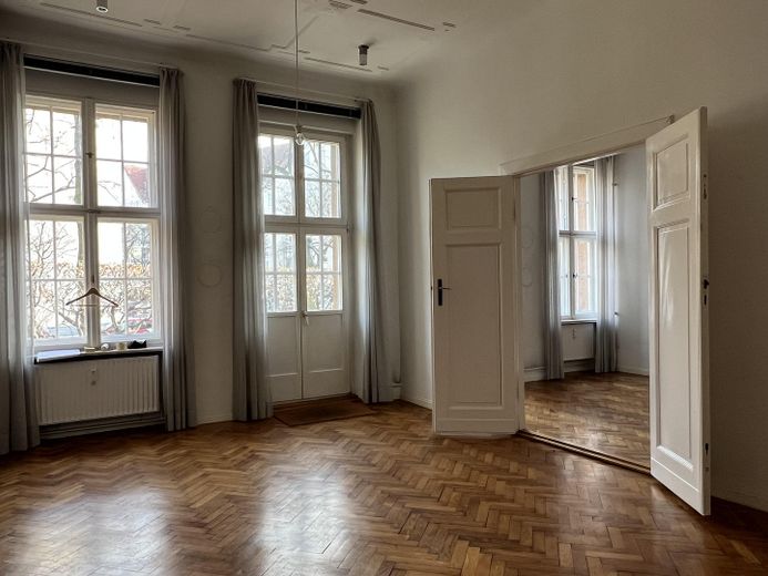 Grüne Insel mitten in Wilmersdorf: Charmante 4-Zimmer-Altbauwohnung – Zimmer vorn links