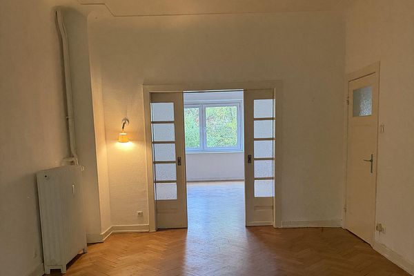 Encantador piso en edificio antiguo con parqué en espiga, techos altos y un gran jardínWellingsbüttel
