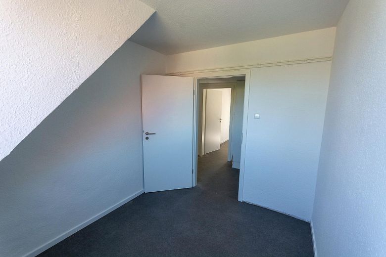 Helle 4-Zimmer Wohnung mit Einbauküche in zentraler Lage – Arbeitszimmer