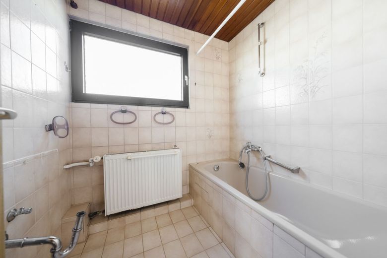 Die Perle im Dornröschenschlaf - RMH in idyllischer Ruhe – OG Badezimmer mit Wanne