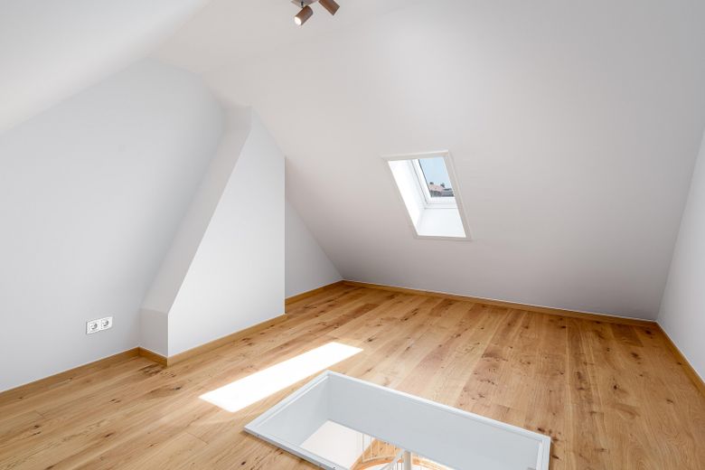 RARITÀ AL LEHEL | Maisonette modernizzata con vista sul verde e posto auto in garage sotterraneo – senza provvigione – Dachgeschoss