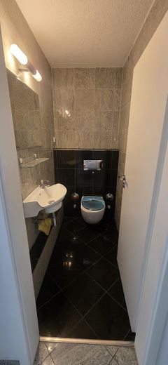 Casa residenziale e commerciale rappresentativa, non affittata, su terreno di 948 m² – Wohnung 1 OG WC