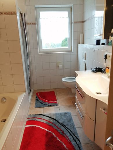 Einfamilienhaus mit gewerbl. Anbau im Außenbereich – Bad