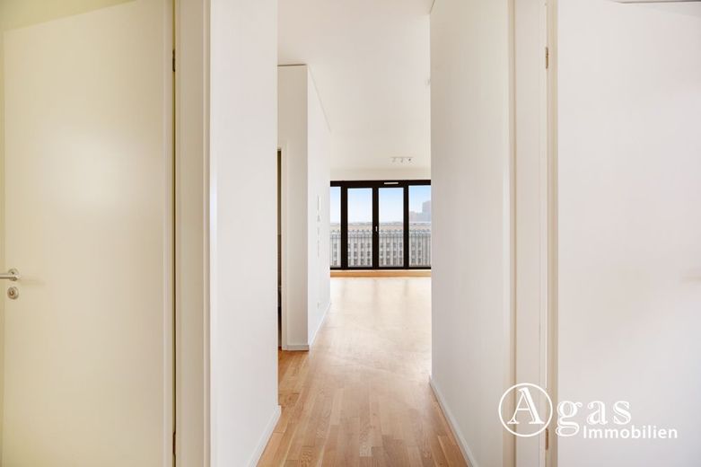 Dachgeschoss mit Panoramablick! Luxus 3 Zimmer Wohnung mit ca. 88m², EBK und Terrasse in Mitte! – Flur