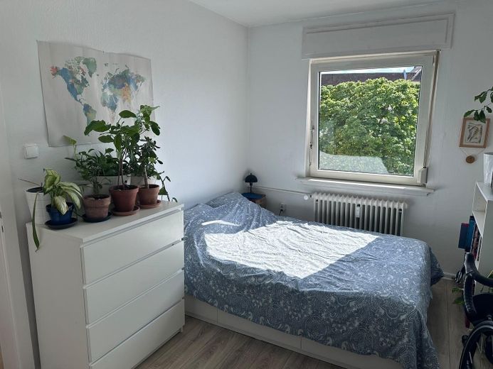 Helle 2ZKB Wohnung in zentraler Lage zu vermieten – Schlafzimmer