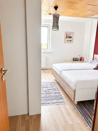 Senza commissione: luminoso appartamento di 3 locali in posizione tranquilla con vista aperta – Schlafzimmer