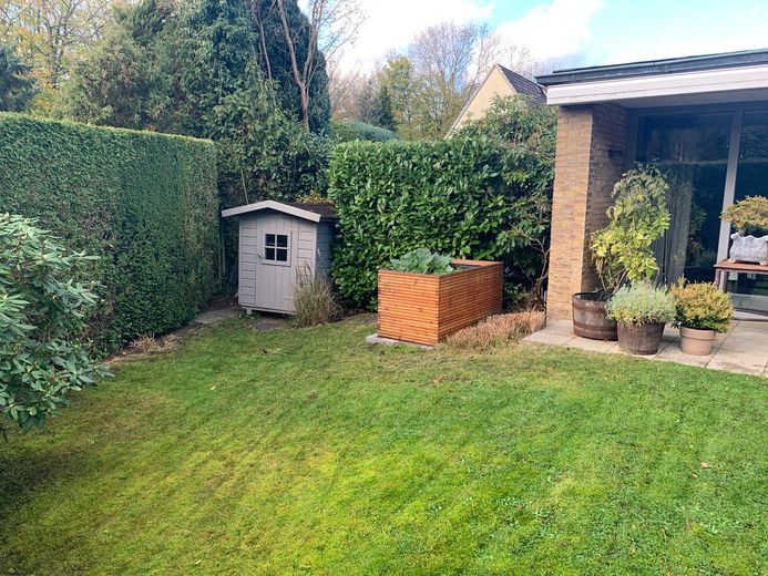 Modernisierter Winkel-Reihenbungalow mit uneinsehbaren Grundstück – Garten