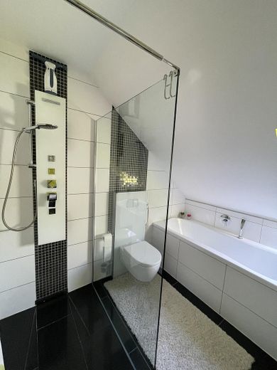 separate Dusche und Wanne