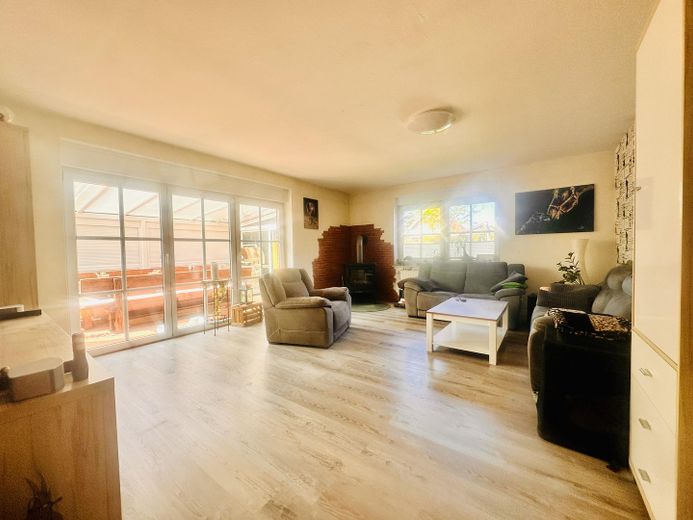 🏡 Einziehen statt sanieren – Ihr neues Zuhause wartet bereits auf Sie! – Wohnzimmer mit Kamin
