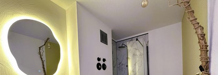 Rénovation haut de gamme : appartement de 2,5 pièces avec terrasse et place de stationnement – Bad in Betonoptik