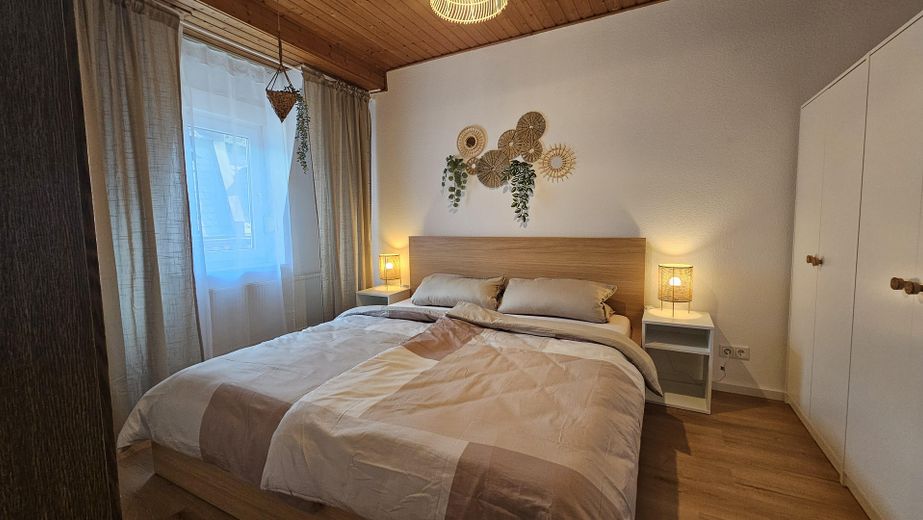Moderno appartamento arredato di 2 locali a Fürth - PREZZO TUTTO INCLUSO – Schlafzimmer