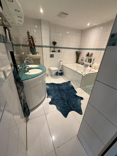 Casa rural con factor WOW: grandes naves, jardín de ensueño y cocina exterior de lujo – Foto 10