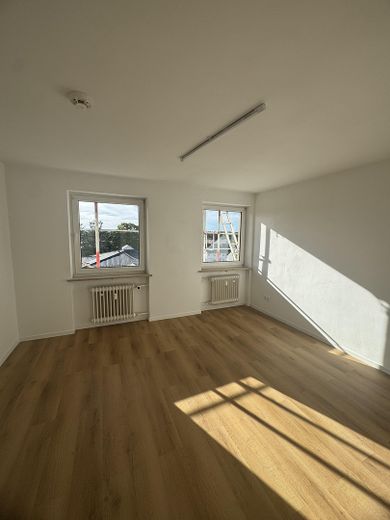 Eerste bewoning na renovatie: modern 2-kamerappartement met nieuwe inbouwkeuken (incl. elektrische apparaten) – Schlafzimmer
