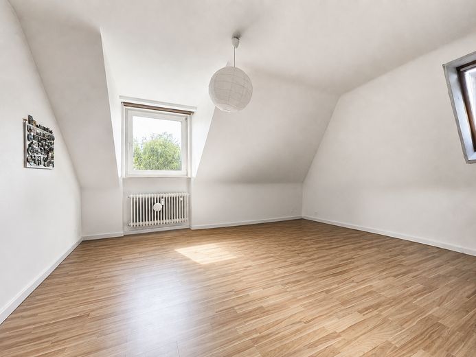 Solidna inwestycja kapitałowa we Frankfurcie | wynajęta | miejsce w garażu podziemnym w cenie – Wohzimmer